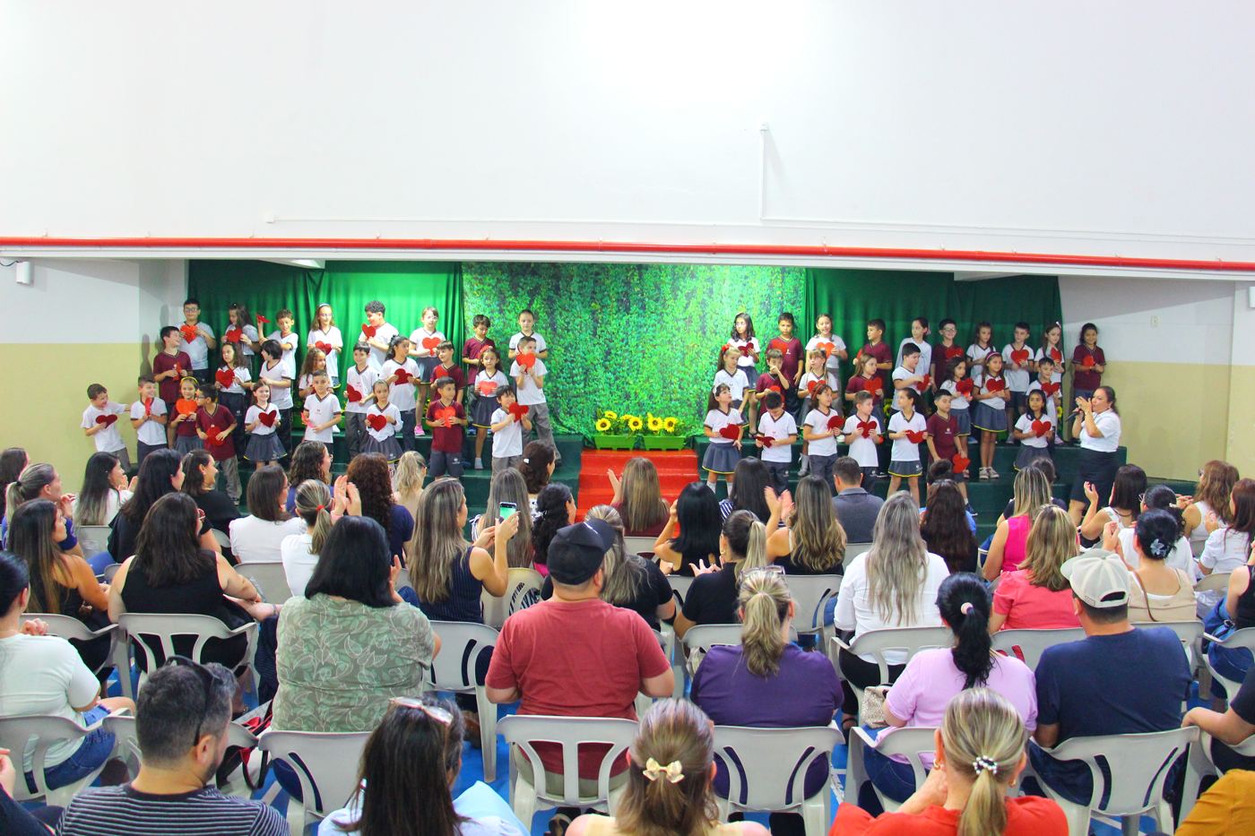 Apresentação dos alunos para as famílias no Dia das Mães