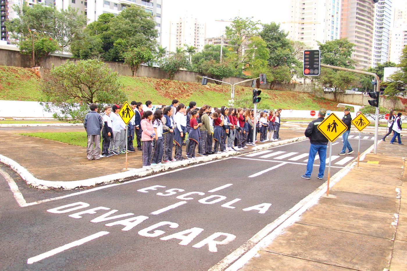 Alunos em atividade de educação para o trânsito no DER